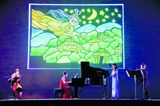ピアチェーレの演奏とともに朗読された民話「七つ星」＝29日夜、石垣市民会館