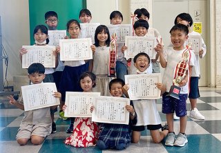 全沖縄珠算選手権大会で入賞したそろばん教室346の児童生徒ら（提供）