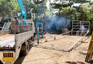 建設工事が始まったカンムリワシのリハビリ用ケージ＝19日午前、石垣やいま村