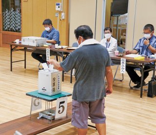 竹富町議会議員選挙で一票を投じる有権者＝28日午前、小浜公民館