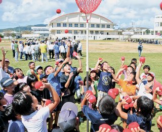 9月25日、6年ぶりに竹富町民運動会が開催される＝2016年10月2日、大原中学校運動場（資料写真）