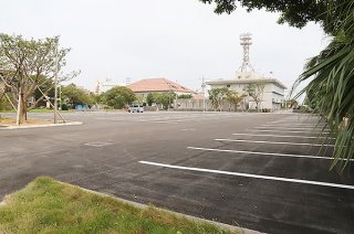 拡張工事により駐車台数が2倍以上増加した石垣市民会館駐車場。今月半ばに正式に供用開始する＝5日午後、石垣市民会館駐車場