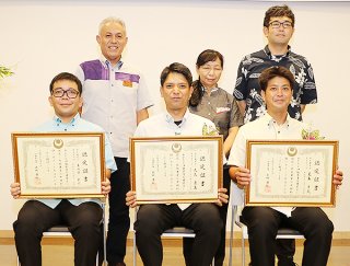 青年農業士に認定された（左から）東内原さん、大久さん、黒島さん＝9日午後、八汐荘