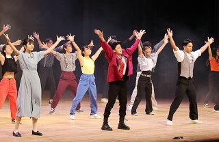 創作劇のフィナーレで息の合ったダンスを披露する2年5組の生徒ら＝24日午前、石垣市民会館大ホール