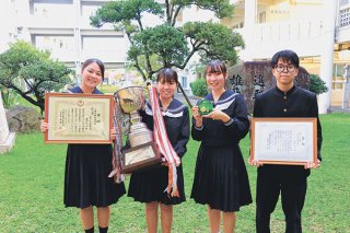 第66回沖縄県高等学校家庭クラブ研究発表大会で1位に輝いた、八重山高校家庭クラブのメンバー＝22日夕、同校