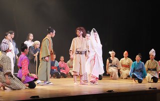 劇場版組踊オヤケアカハチを演じるウイングキッズリーダーズの子どもたち＝25日午後、石垣市民会館大ホール