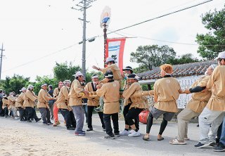 老若男女が参加した東筋集落の大綱引き＝22日午後、黒島伝統芸能館前