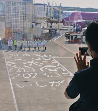ひな祭りの「水絵アート」を写真に収める搭乗客＝3日午後、石垣空港