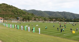年間にわたって天然芝でプレーができるサッカーパークあかんま。石垣市は、こうした施設を活用してスポーツによる地域活性化に取り組む