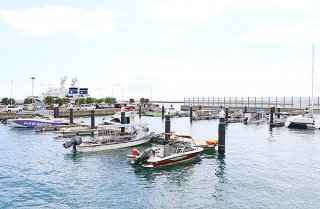 プレジャーボートの不適正利用の可能性が浮上している石垣漁港フィッシャーリーナ。市の管理体制も問われている＝8月27日