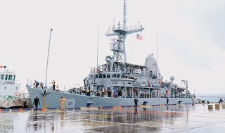 午前9時前に接岸した米海軍の掃海艦「パイオニア」。石垣港には14年ぶりの寄港となる＝7日、石垣港新港クルーズ船専用岸壁