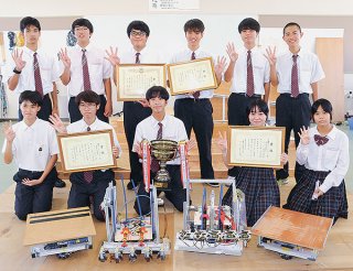 県高校ロボット競技大会で4連覇を達成した八重山商工アイディアロボット部＝29日、同校