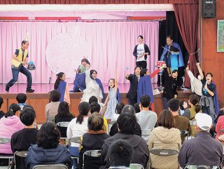 朗読劇の最後に「ダイナミック琉球」に乗せてパフォーマンスを披露する出演者ら＝23日午後、大川公民館