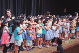 「ドキドキドン！一年生」を踊って、ワクワク・ドキドキを表現する子どもたち＝18日午後、石垣市民会館大ホール