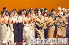 台湾で歌と踊り披露