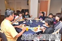 市内のホテルで夕食会を楽しむ北海道斜里町から訪れた交流団の子どもたち＝5日午後