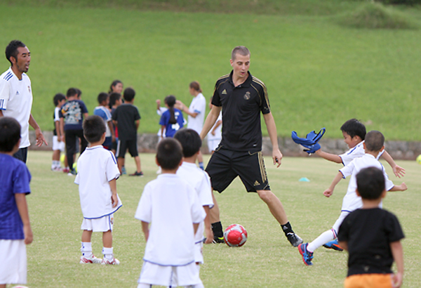 レアルサッカーを体験 中学生ら４０人がレッスン