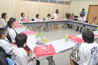 竹富町役場を表敬した北海道斜里町から訪れた交流団の子どもたち＝９日午前、町役場会議室