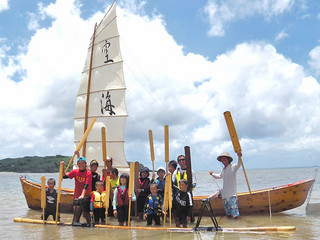 帆掛けサバニで西表島を一周した干立子ども会の人たち