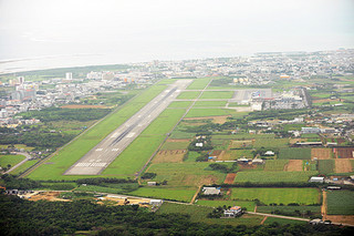 ３月７日で閉鎖された旧石垣空港（２月13日撮影）。旧軍に接収された土地の払い下げを求める声が出始めている