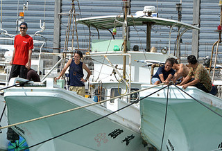 台風接近に備え、漁船をロープで係留する漁業者ら＝20日午前、新川漁港