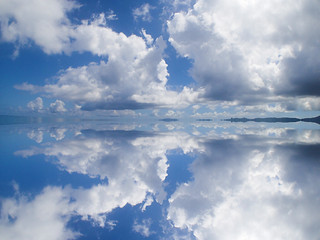 海面が鏡のようになった川平湾。雲がそのまま海面に映し出された＝25日午前11時ごろ（桐生悠平さん撮影）