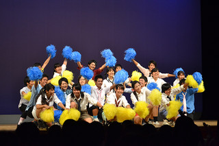 八重山高校の第５回舞台祭で、躍動感あふれるダンスや劇を披露する生徒たち＝22日午前、市民会館大ホール