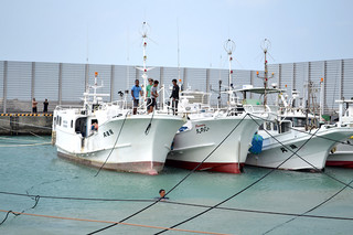相次ぐ台風の影響で漁師が出漁できない状況が続いている＝5日、新川漁港
