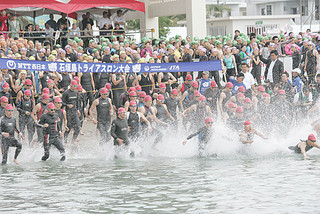 国内で人気のある石垣島トライアスロン大会＝2013年４月14日、スイム会場の登野城漁港。来年の開催時期はメドがついていない