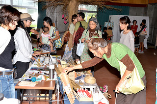 島内手工芸作家の作品が並んだ第６回西表島人文化祭＝16日午前、中野わいわいホール