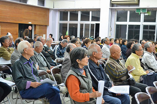 憲法改定や教育に関する憲法などを学んだ参加者ら＝28日夜、大川公民館