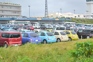 南ぬ島石垣空港の開港で過去５年間で最高の増車となったレンタカー＝16日、石垣島レンタカーステーション
