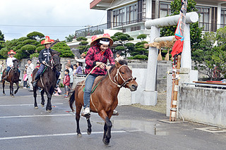 平得のカタバル馬では編み笠でりりしく装った花馬（乙女乗馬）も登場＝2012年１月８日