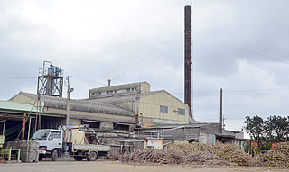 現在の工場で最後の操業を行っている西表糖業の製糖工場＝12日午後