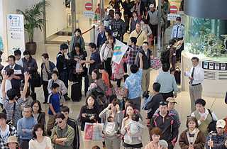 南ぬ島石垣空港を利用する観光客ら＝２０１４年１月１日。13年は、乗降客数が大台の２００万人を突破した