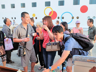 スタークルーズ社のクルーズ船「アクエリアス号」で石垣島を訪れた台湾からの観光客＝２０１３年10月28日、石垣港