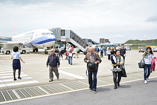 台北から中華航空便で到着した観光客＝２日午後、南ぬ島石垣空港