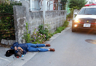 酒に酔って路上に寝込む男性（八重山署提供）
