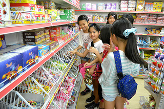 楽しそうに遠足用のお菓子を選ぶ子どもら＝４月30日午後、徳村菓子店