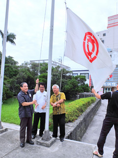 秩父市旗を掲揚する漢那政弘副市長（左）ら＝29日午前、市役所玄関前