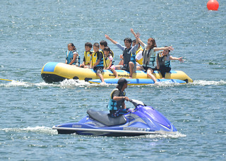 湖面でウォータースポーツを楽しむ人たち＝６日午後、名蔵ダム