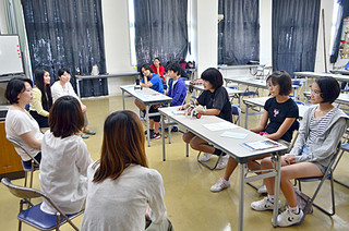 県内の女性研究者と交流する女子中学生（右側）たち＝12日午後、市商工会館研修室