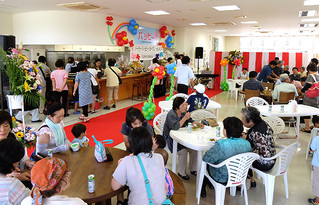 15日オープンしたパーラー「ハッピー」。子どもセンターを利用する親子が大勢訪れた＝15日正午すぎ、石垣市健康福祉センター