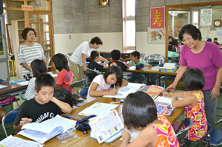 新栄町婦人会が開催している学習会で、夏休みの宿題に取り組む子どもたち＝４日午前、新栄町公民館