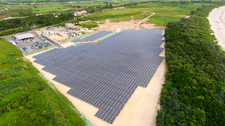 石垣市白保に建設された大規模な太陽光発電施設（日建ハウジング提供）
