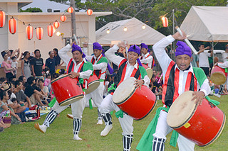 明石エイサー祭りで、伝統のエイサーを踊る住民ら＝９日午後７時25分ごろ、明石公民館前広場