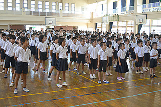 始業式で元気よく校歌を歌う登野城小学校の児童たち＝１日午前、同校体育館