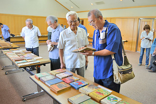 石垣市立図書館に寄贈された伊波南哲の資料に見入る人たち＝８日午前、同館視聴覚室