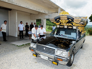 29年間使用されてきた宮型の霊柩車。引き継ぎ式で労をねぎらった＝12日午後、石垣市火葬場