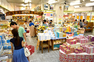 10月１日から外国人観光客向けの品目が免税対象になる＝19日午後、石垣島特産品販売センター